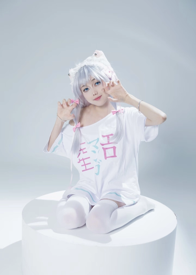 Bức ảnh cosplay Sagiri Izumi với đôi mắt xanh nổi bật