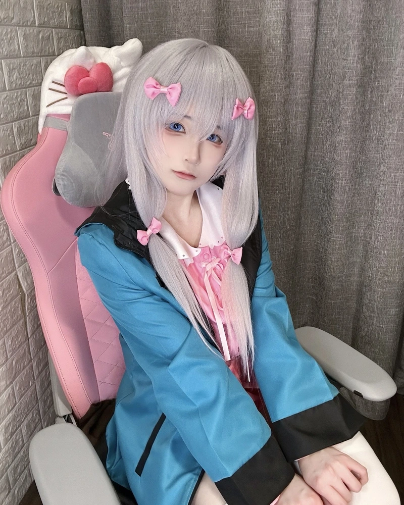 Bức ảnh cosplay Sagiri Izumi với tạo hình nữ sinh anime