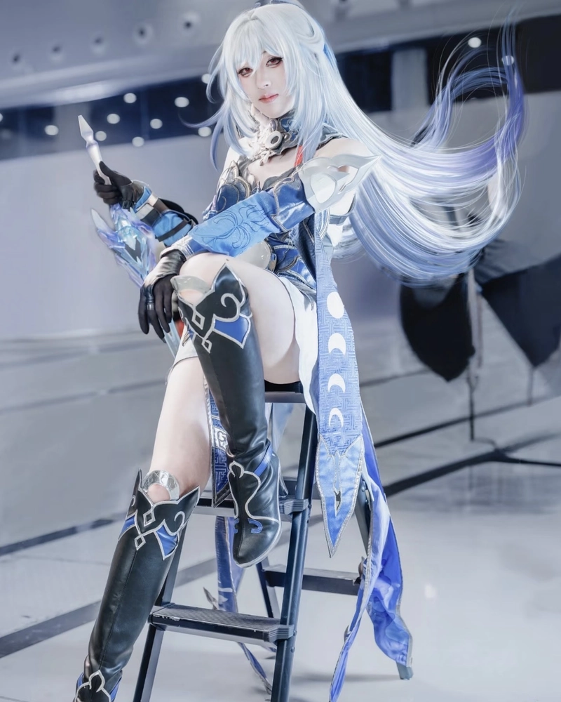 Bức hình Jingliu cosplay với mái tóc bạc óng ánh