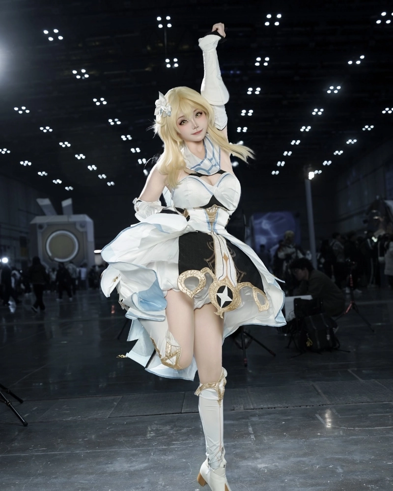 Bức hình Lumine cosplay nổi bật bởi nét đẹp hiền hòa