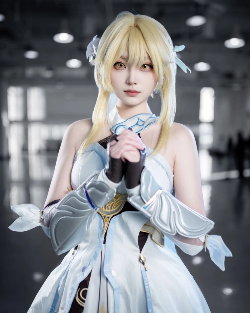 Bức hình Lumine cosplay với vẻ đẹp trong sáng dễ chịu
