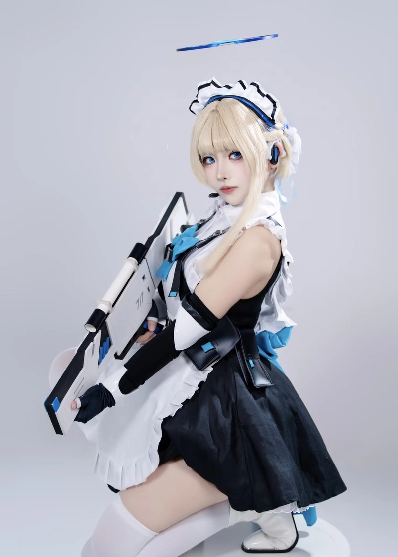 Bức hình cosplay Asuma Toki với tạo hình nữ hầu tinh tế