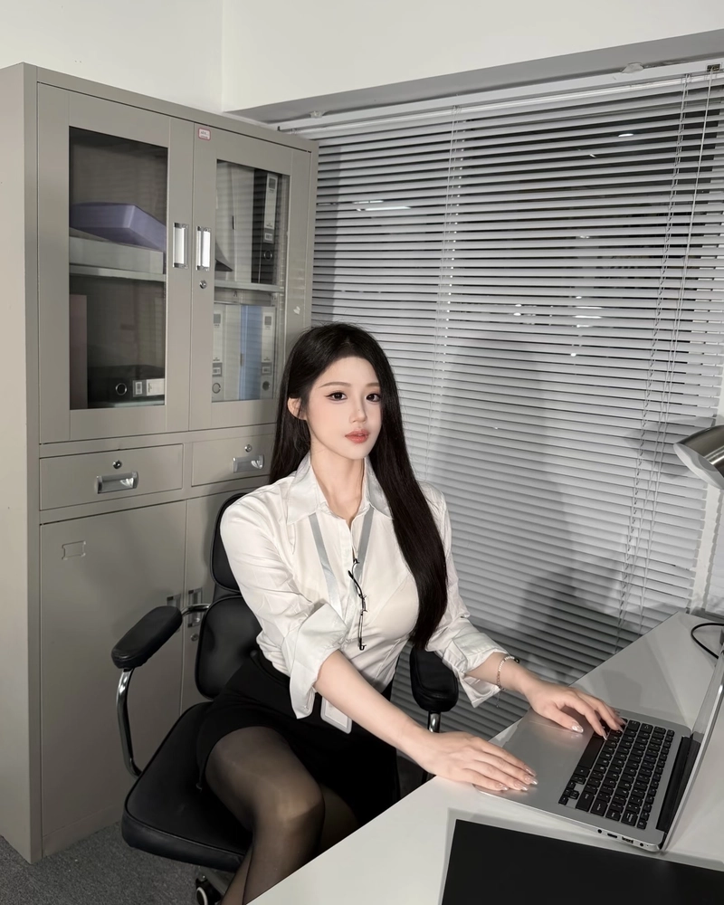 Cô gái văn phòng mặc váy ôm phong cách hiện đại