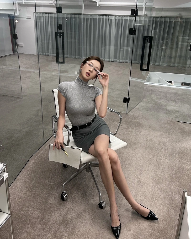 Cô gái văn phòng phong cách công sở gợi cảm hiện đại