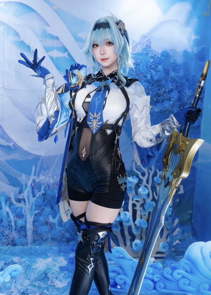Eula cosplay cùng mái tóc xanh tạo điểm nhấn nổi bật