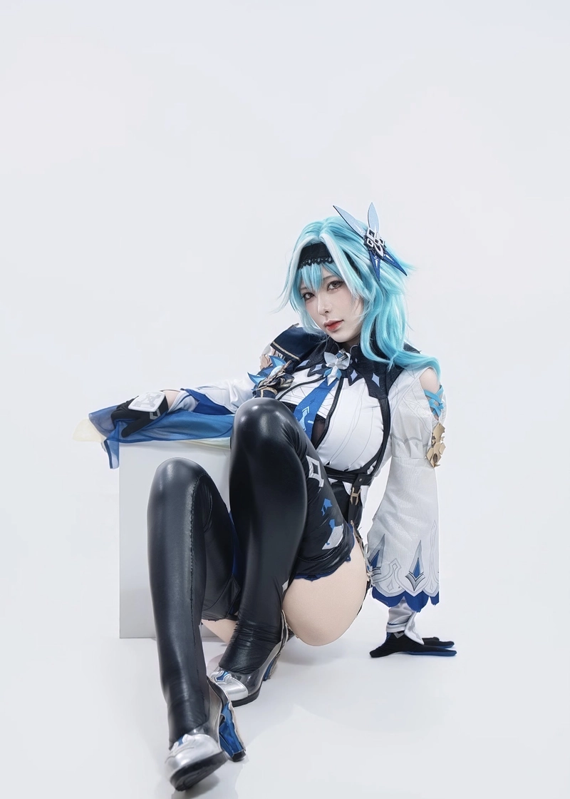 Eula cosplay mang vẻ đẹp vừa mạnh mẽ vừa dịu dàng