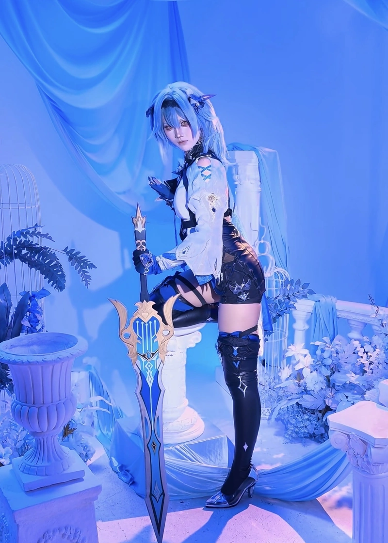 Eula cosplay tạo dáng trước khung cảnh nghệ thuật
