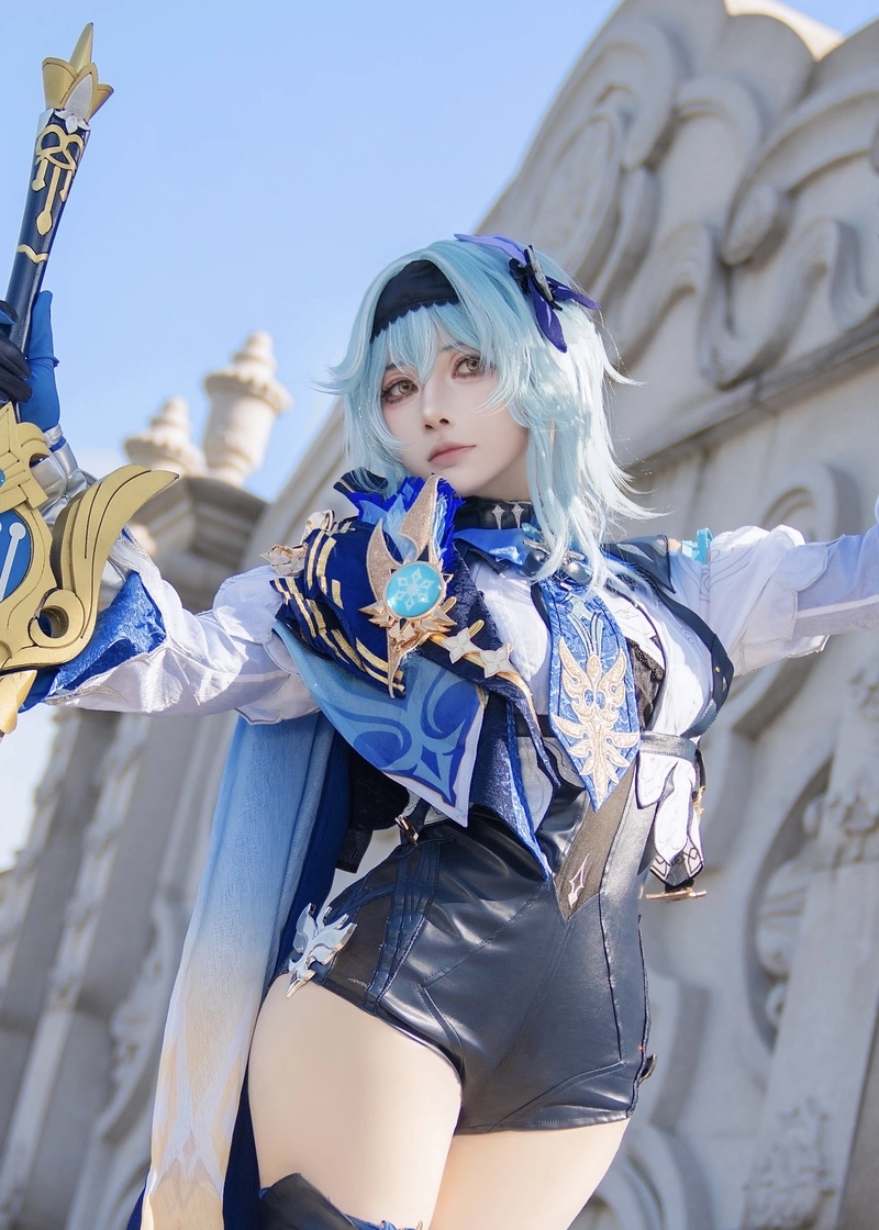Eula cosplay với tạo dáng mạnh mẽ quyến rũ