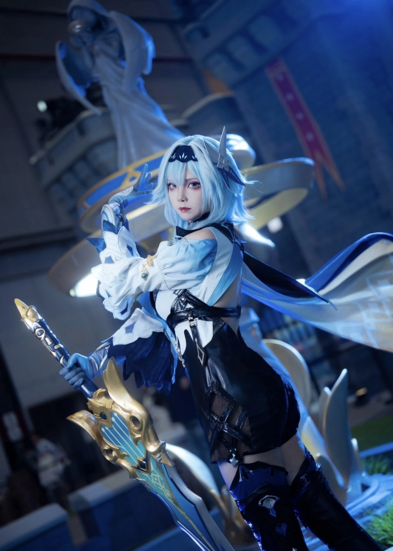 Eula cosplay với tạo hình sang trọng đậm chất anime