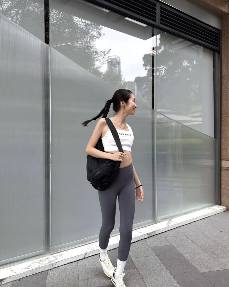 Gái xinh mặc quần legging đầy năng lượng và sức sống