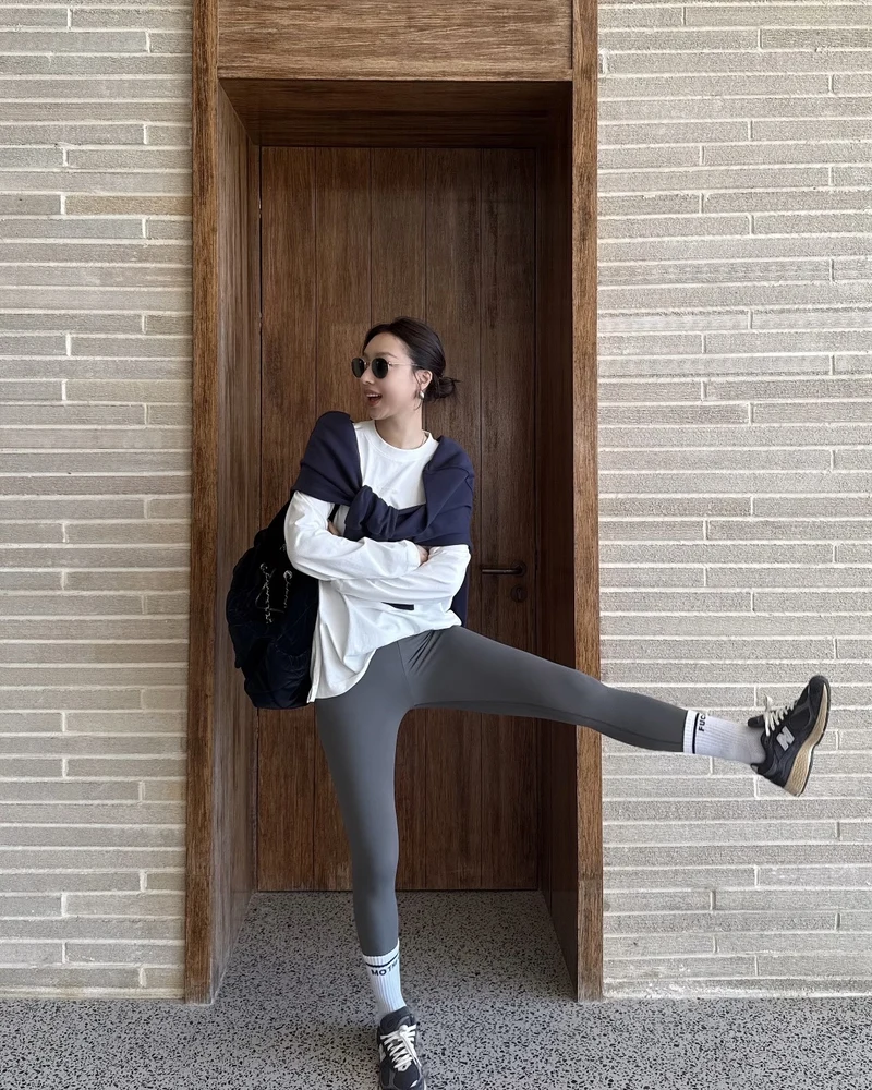 Gái xinh mặc quần legging sở hữu nụ cười đầy sức sống