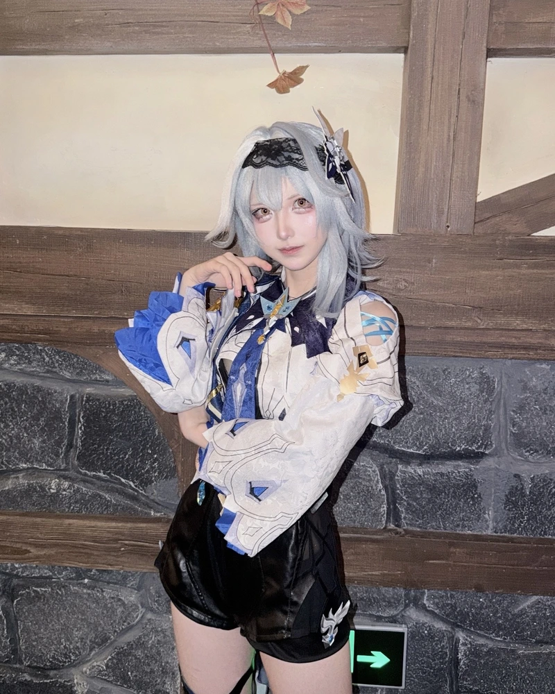 Hình Eula cosplay với thần thái tự tin cuốn mắt