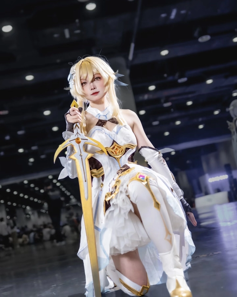 Hình Lumine cosplay mang nét đẹp dịu dàng như cánh hoa