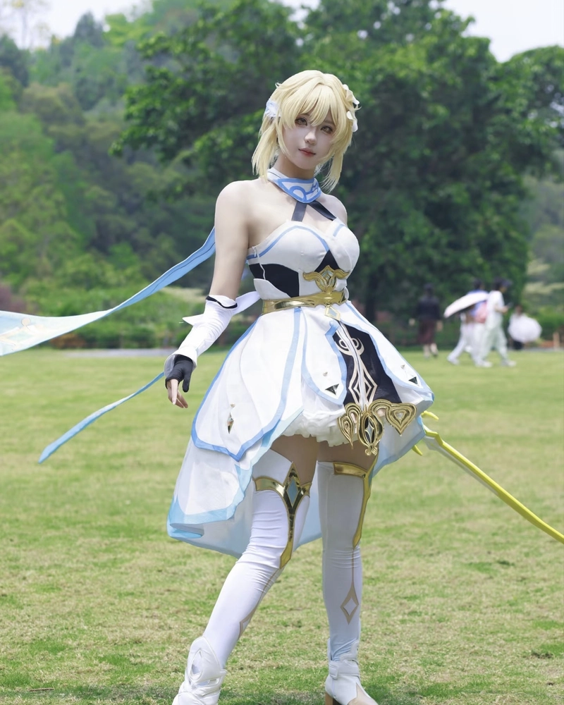 Hình Lumine cosplay mang vẻ đẹp mềm mại như ánh nắng