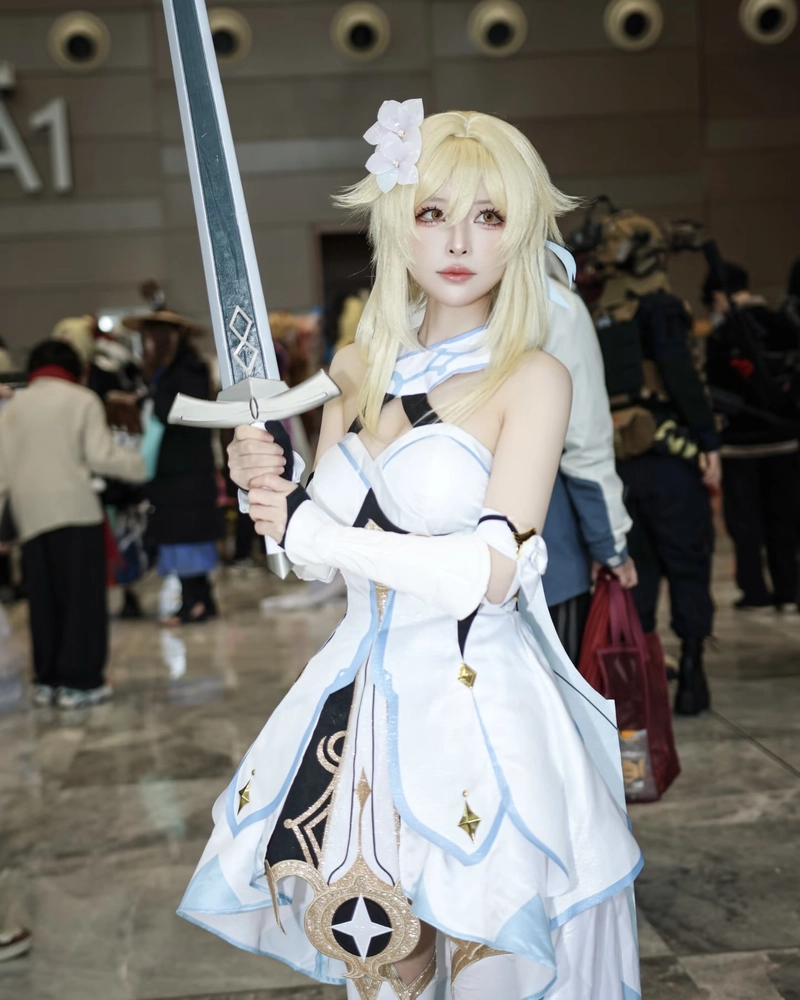 Hình Lumine cosplay với nụ cười làm bừng sáng khung hình
