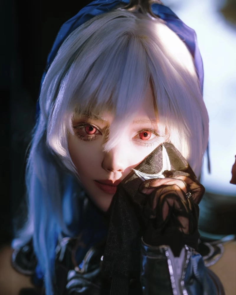 Hình ảnh Jingliu cosplay cùng biểu cảm lạnh lùng bí ẩn