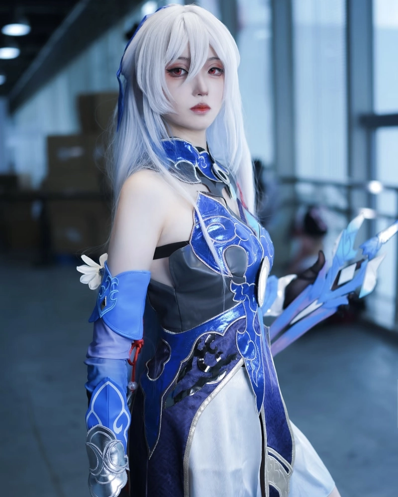Hình ảnh Jingliu cosplay cùng mái tóc dài bay nhẹ