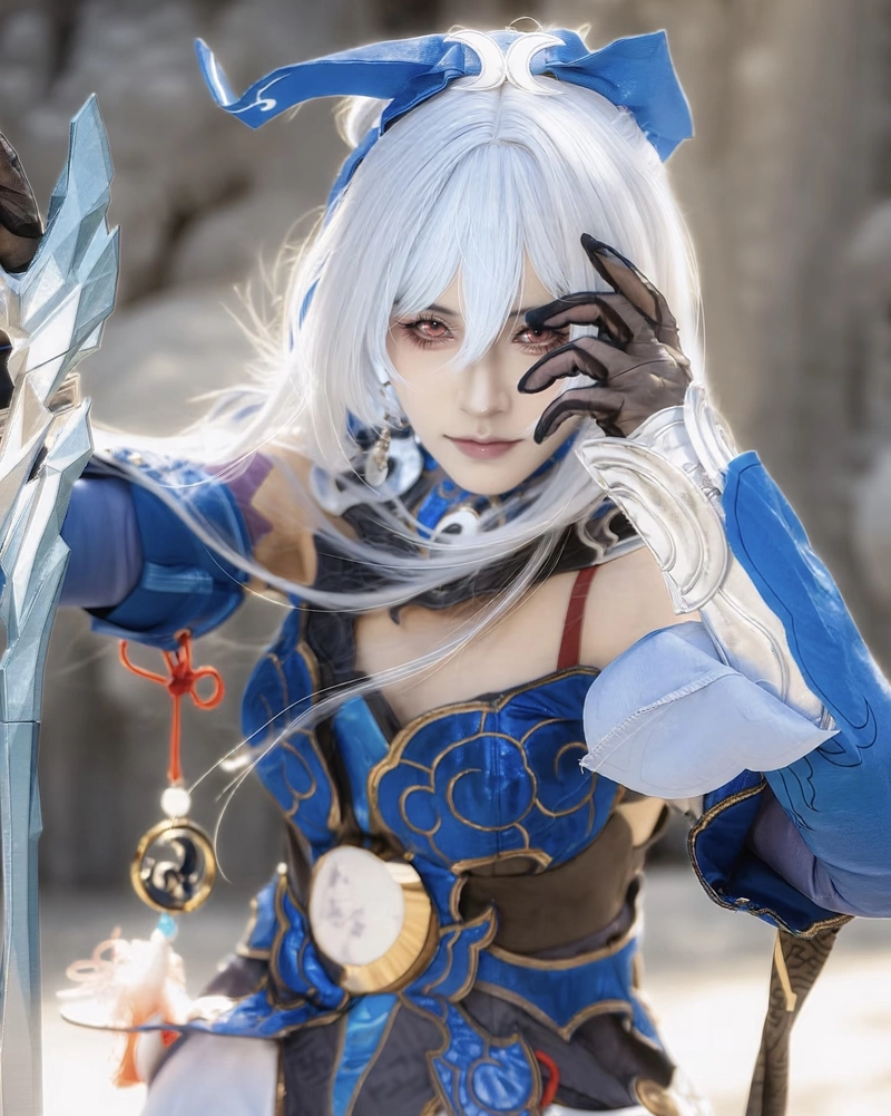 Hình ảnh Jingliu cosplay cùng mái tóc mềm mại thướt tha