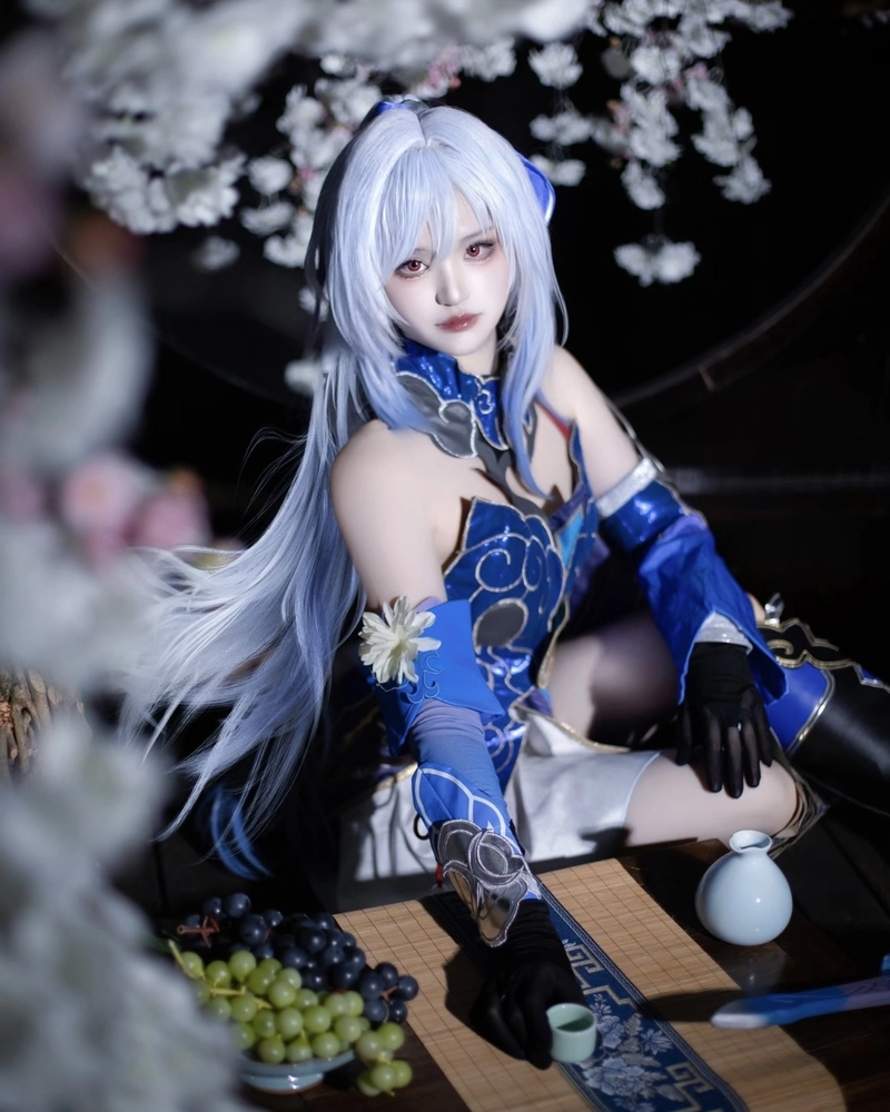 Hình ảnh Jingliu cosplay cùng thần sắc tĩnh lặng sâu xa