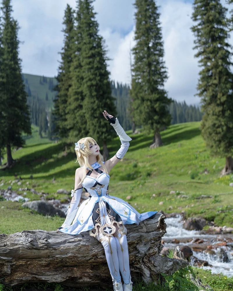 Hình ảnh Lumine cosplay mang nét đẹp nhẹ như gió xuân