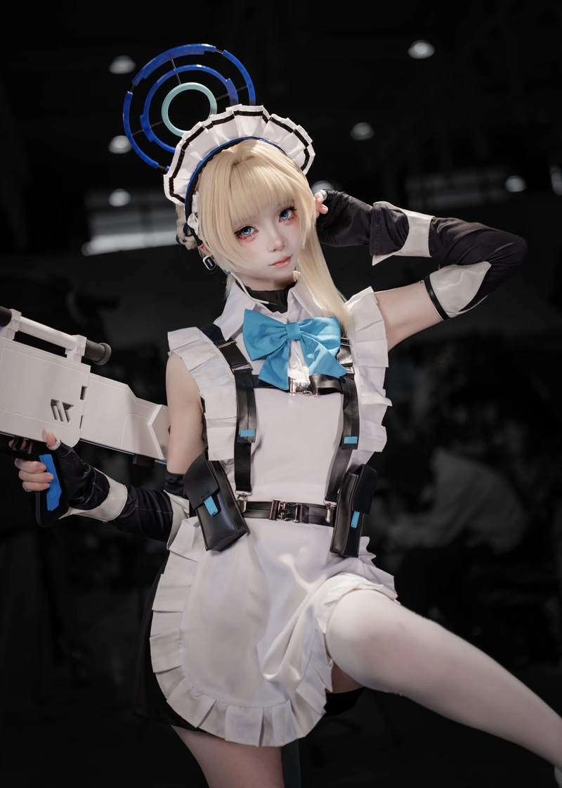 Hình ảnh cosplay Asuma Toki với ánh mắt lạnh điềm tĩnh