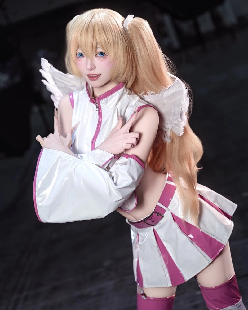 Hình ảnh cosplay Liliel với biểu cảm hồn nhiên đáng mến