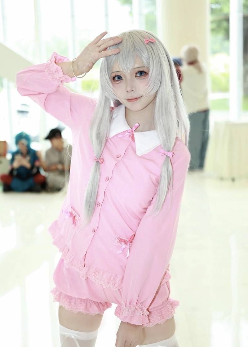 Hình ảnh cosplay Sagiri Izumi cùng ánh nhìn nhẹ nhàng