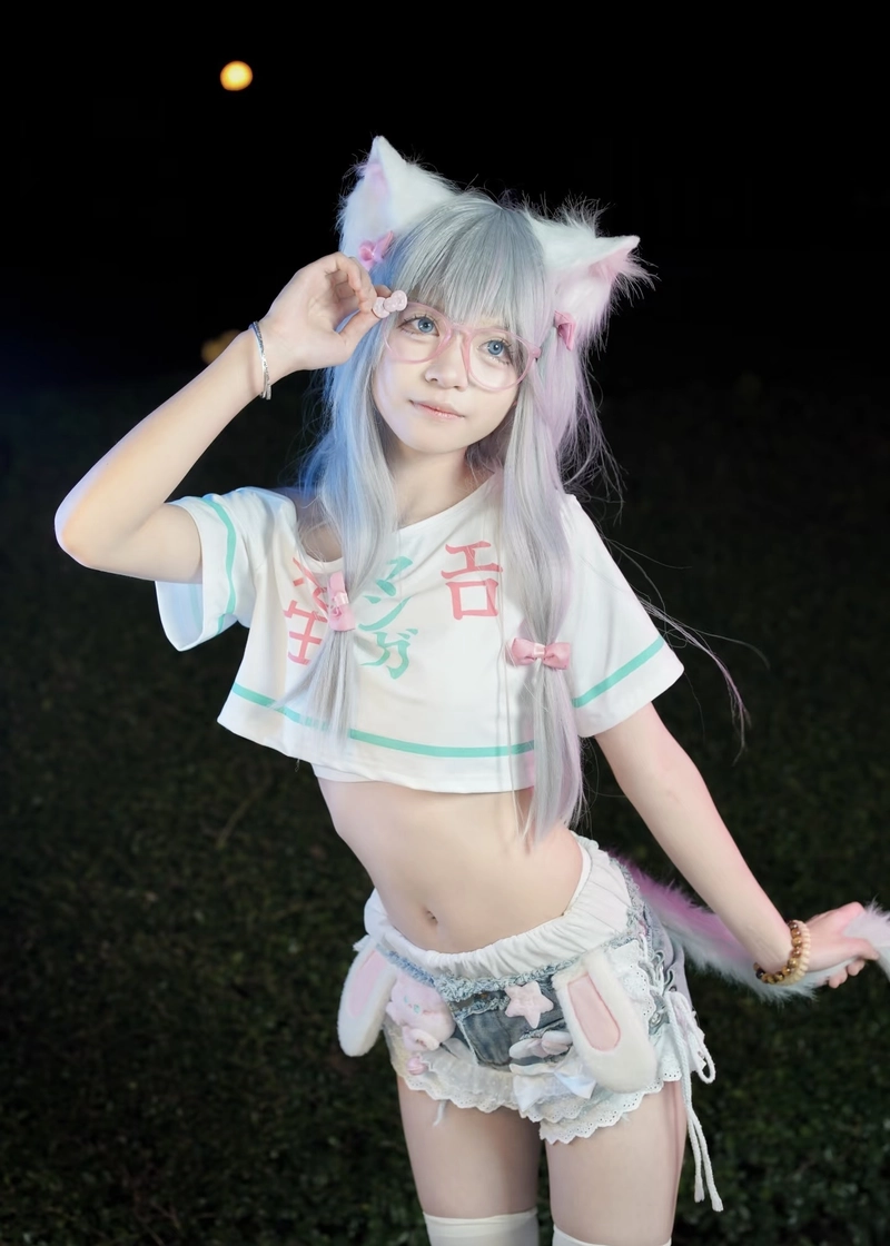 Hình ảnh cosplay Sagiri Izumi cùng mái tóc bạc óng nhẹ