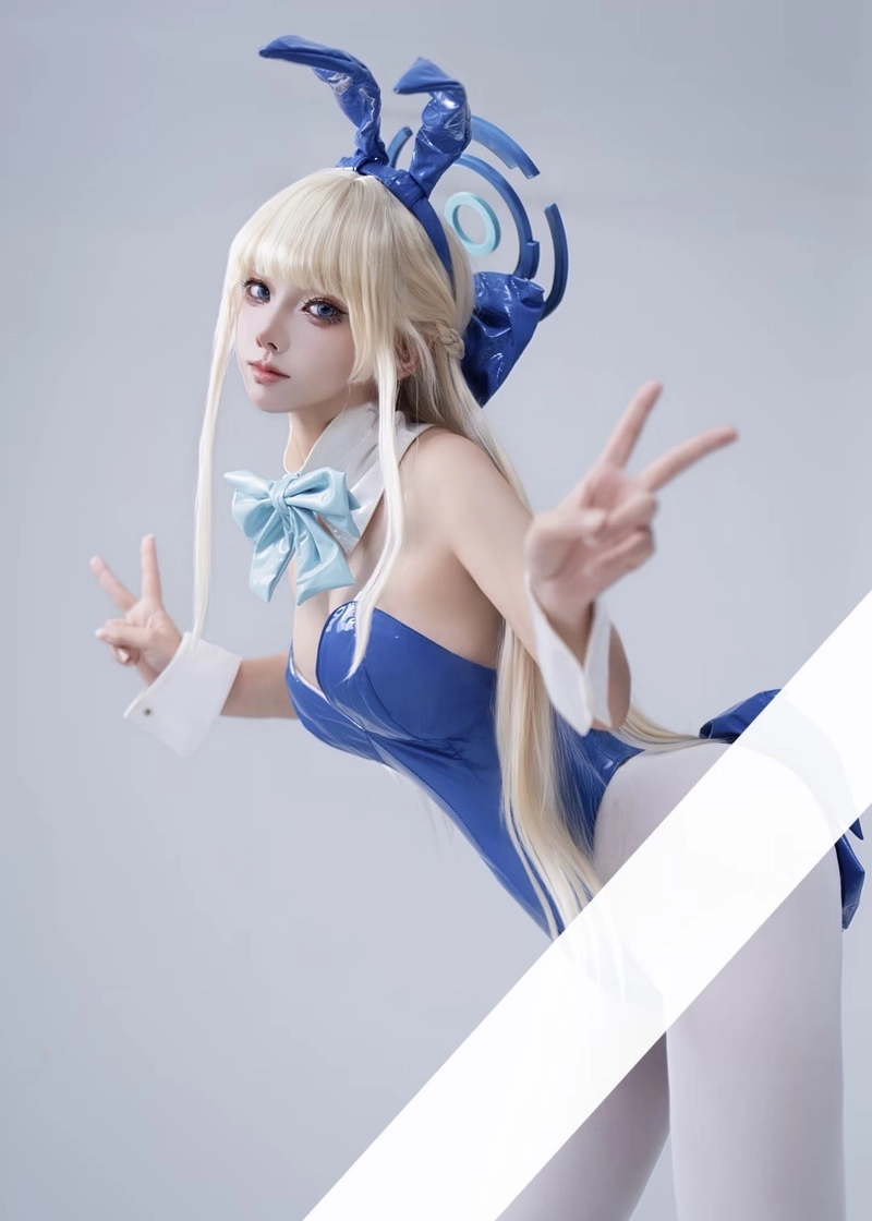 Hình cosplay Asuma Toki cùng mái tóc vàng óng mượt