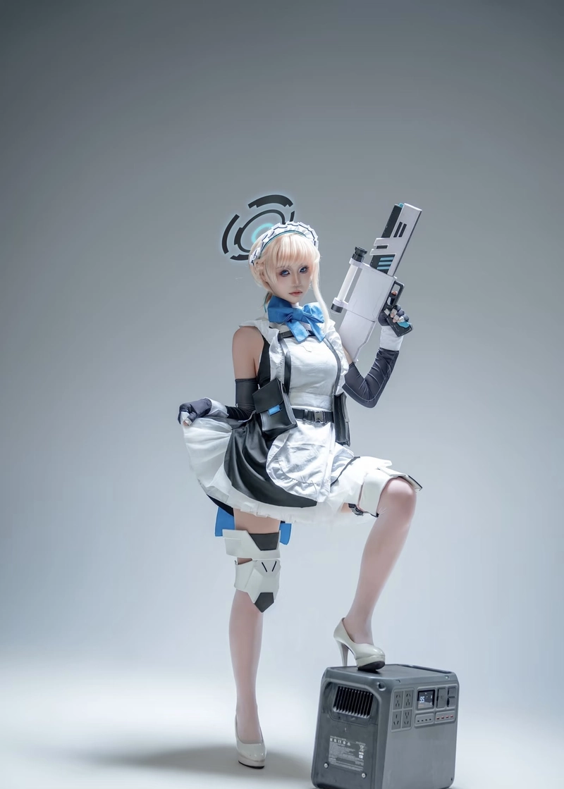 Hình cosplay Asuma Toki cùng tạo hình nữ hầu cao cấp