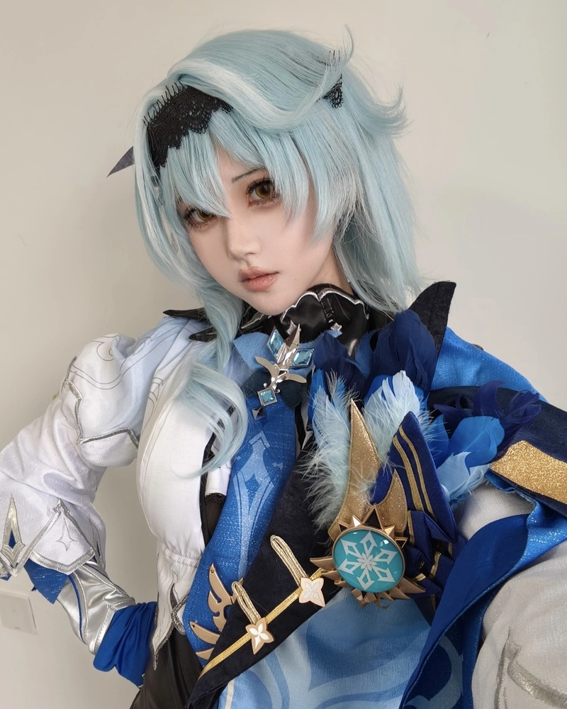 Hình cosplay Eula cùng ánh mắt lạnh lùng sắc bén
