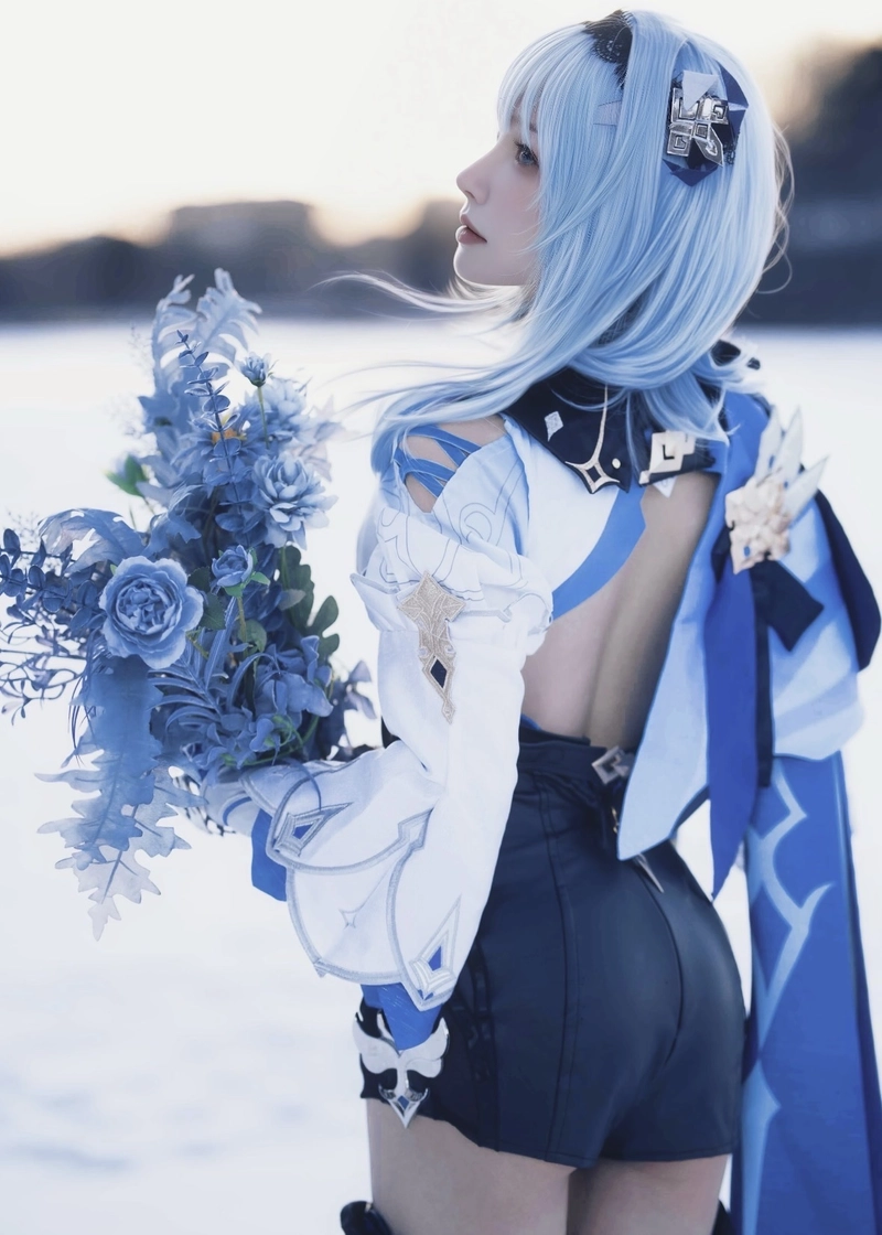 Hình cosplay Eula phong cách anime lạnh lùng cá tính