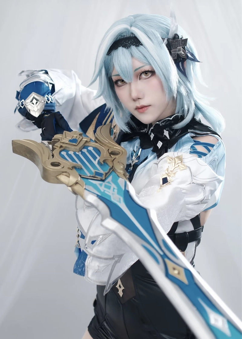 Hình cosplay Eula với vẻ đẹp lạnh lùng thanh lịch