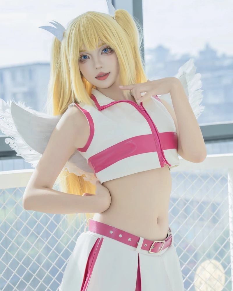 Hình cosplay Liliel với biểu cảm tinh nghịch dễ mến
