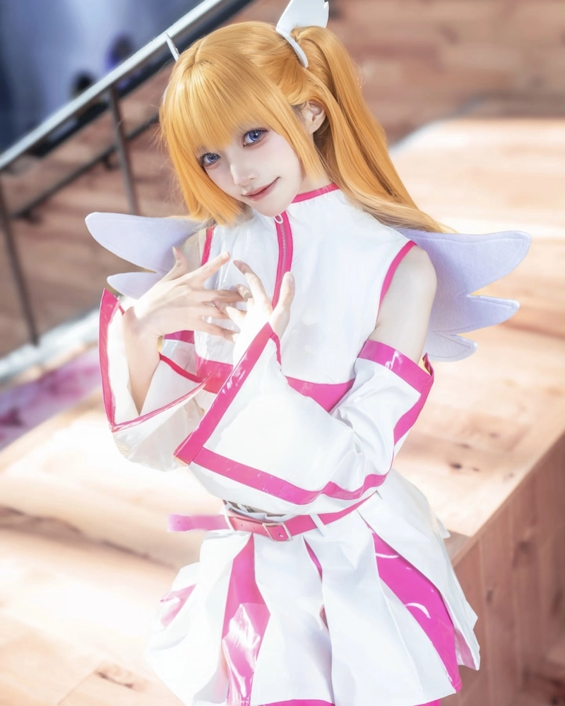 Hình cosplay Liliel với biểu cảm vui vẻ đầy thiện cảm
