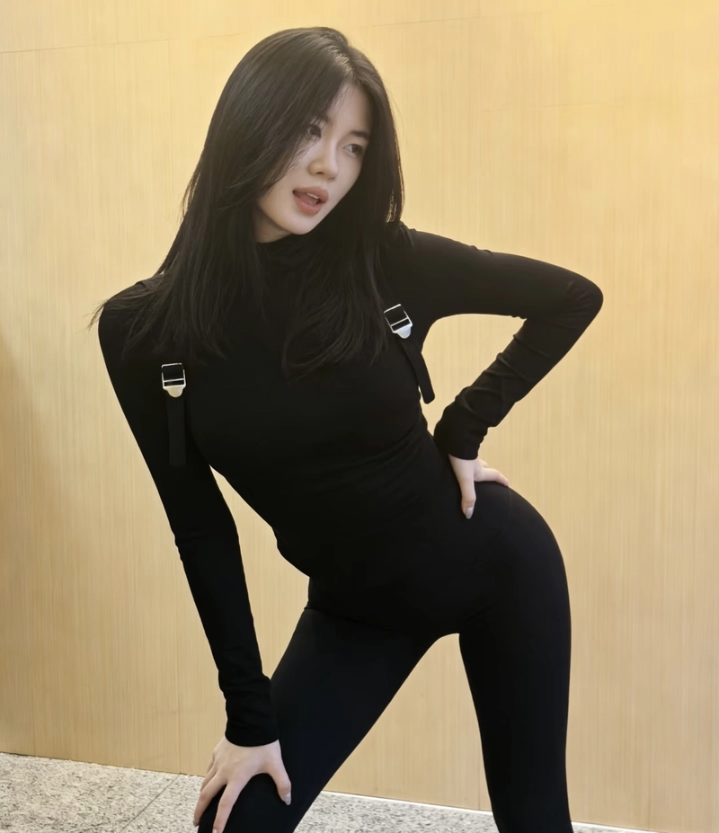 Hình gái xinh mặc quần legging sở hữu nụ cười đáng yêu