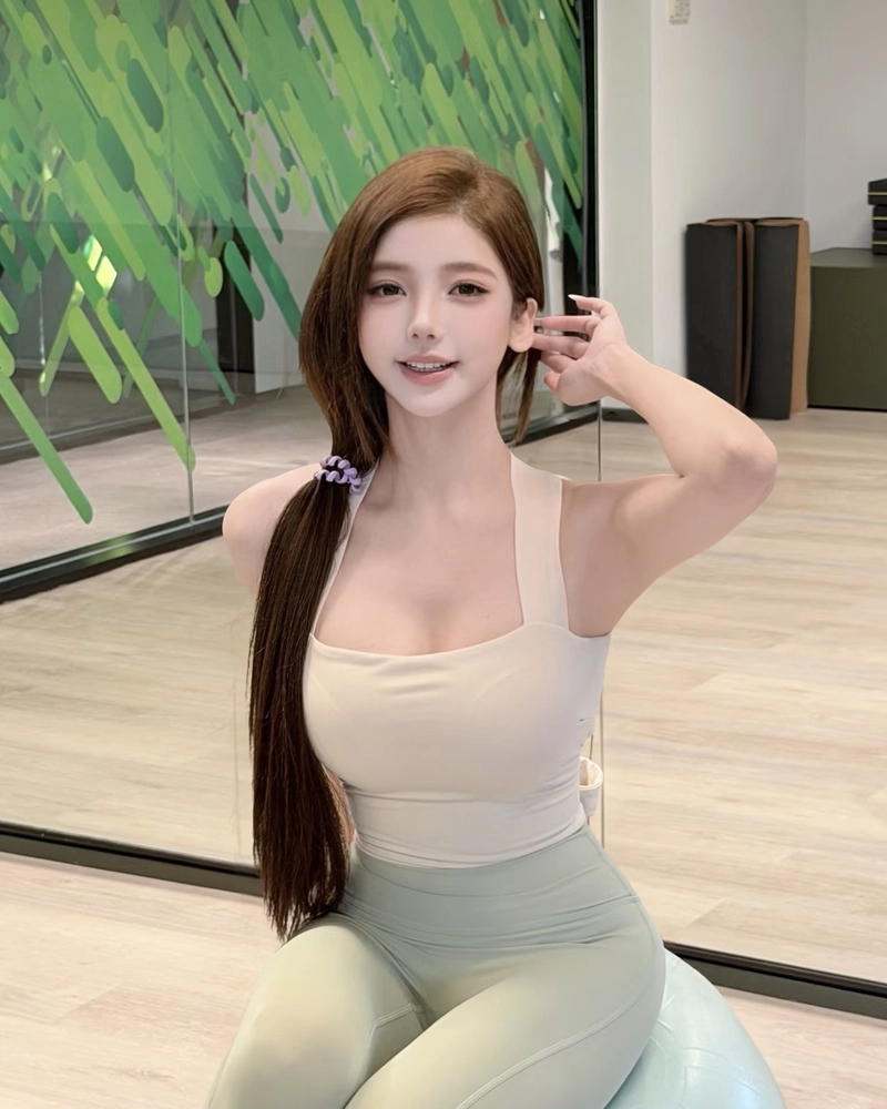 Hình gái xinh mặc quần legging với khí chất trẻ trung