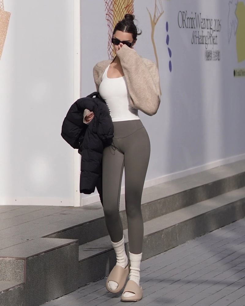 Hình gái xinh mặc quần legging với nét dịu dàng trẻ trung