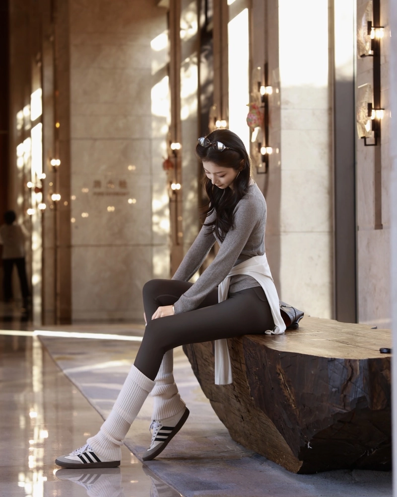 Hình gái xinh mặc quần legging với nét mềm mại dịu dàng