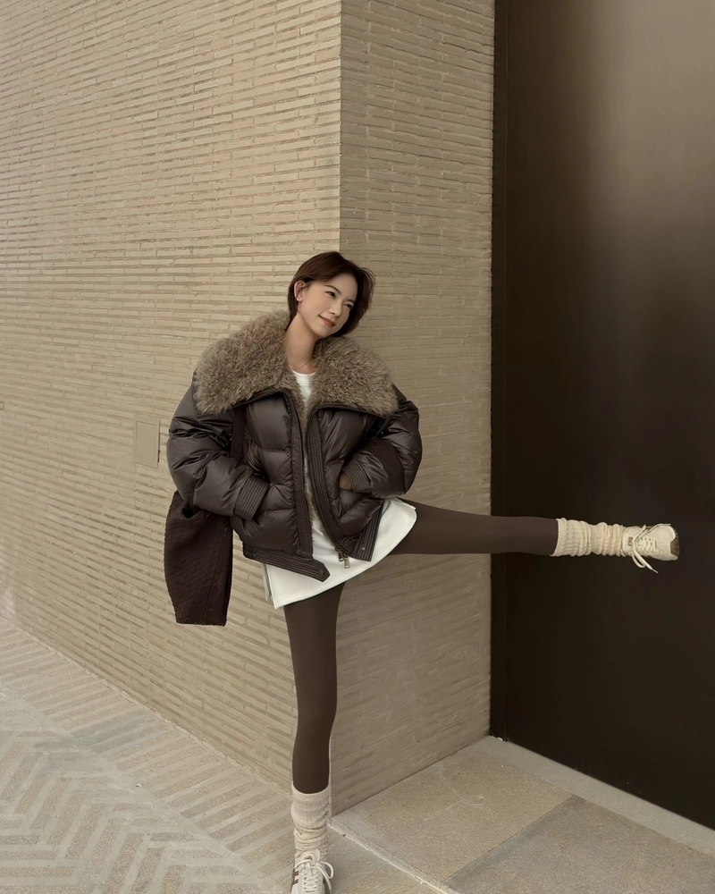 Hình gái xinh mặc quần legging với nụ cười đầy tươi tắn