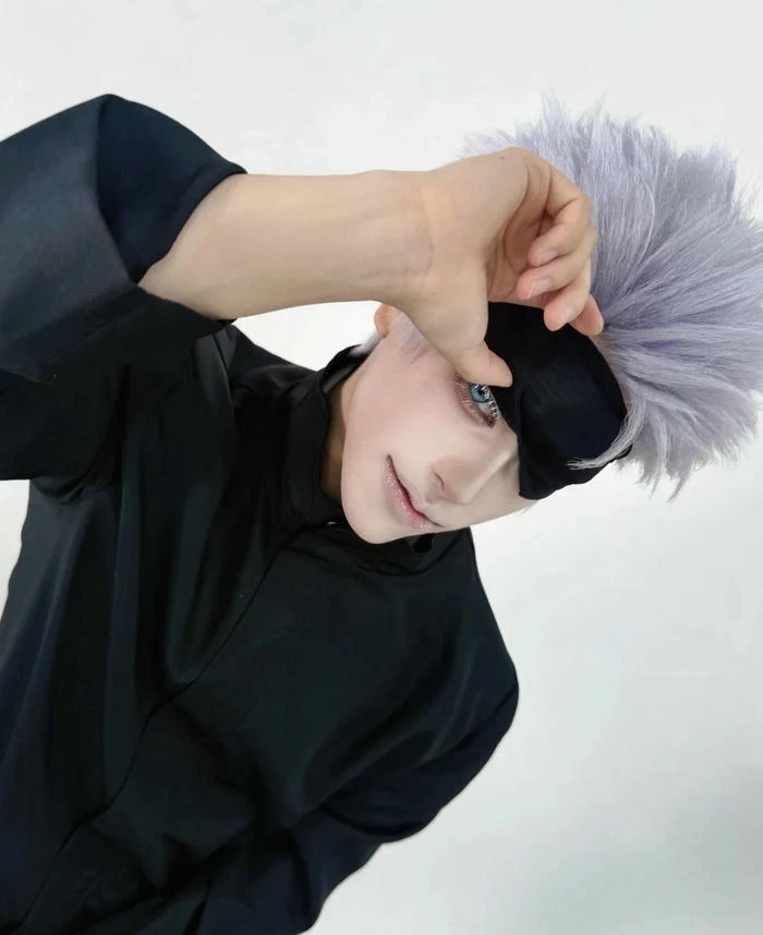 Ảnh Cosplay Gojo có diện mạo nam tính ấn tượng