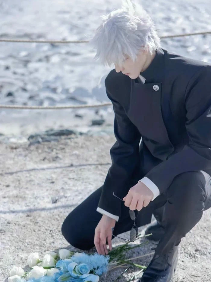 Ảnh Cosplay Gojo có kiểu tóc trắng đặc trưng