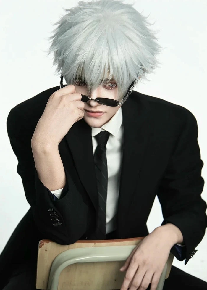 Ảnh Cosplay Gojo mang diện mạo mạnh mẽ cuốn hút