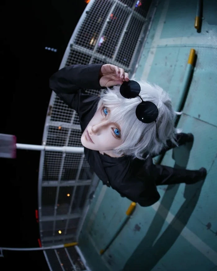 Ảnh Cosplay Gojo với ánh mắt sắc sảo ấn tượng
