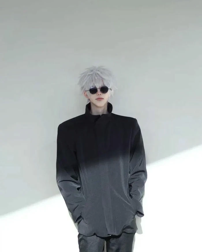 Ảnh Cosplay Gojo với biểu cảm tự tin ấn tượng