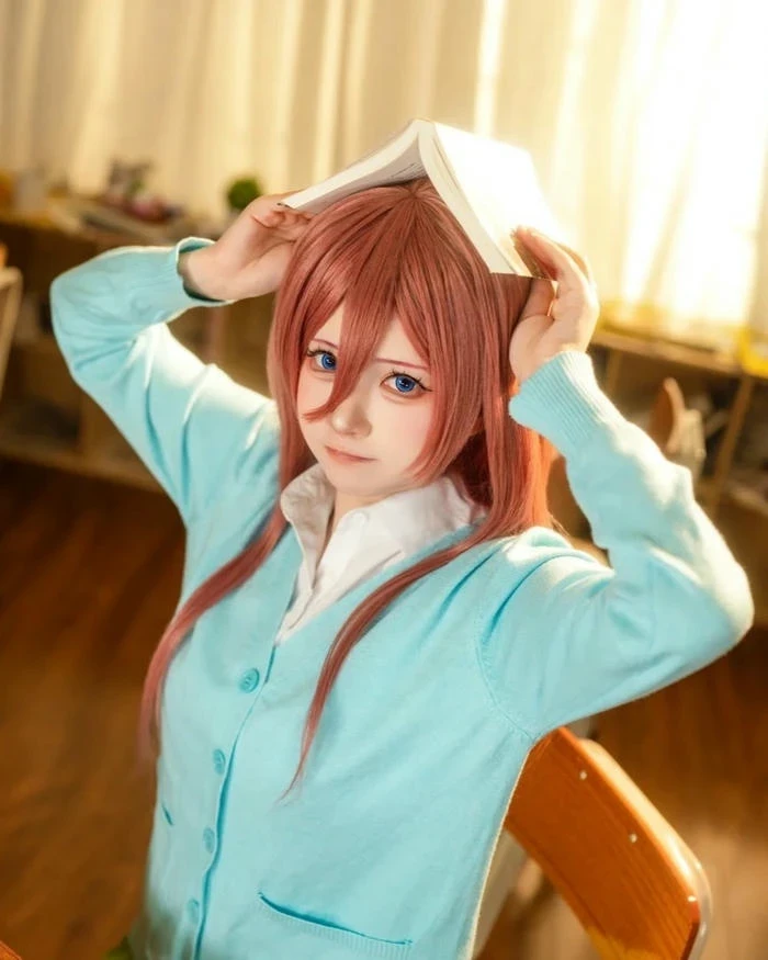Ảnh Miku Nakano Cosplay thể hiện thần thái cuốn hút