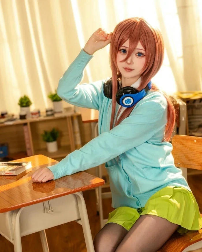 Ảnh Miku Nakano Cosplay với diện mạo dịu dàng