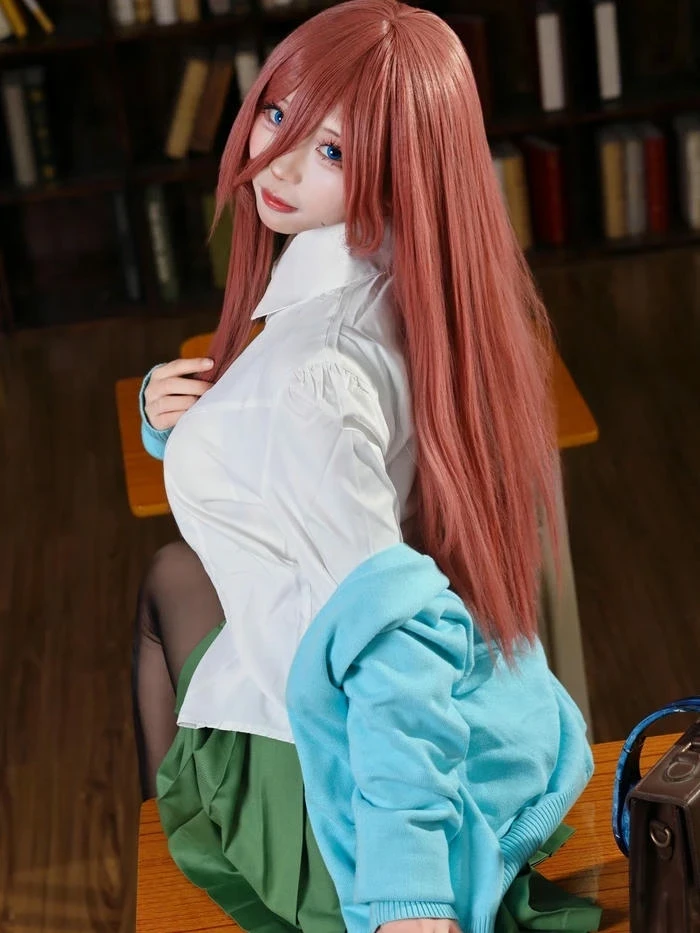 Ảnh Miku Nakano Cosplay với phong cách ngọt ngào