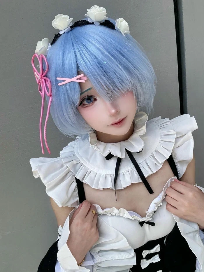 Ảnh Rem Cosplay nổi bật đường nét mềm mại