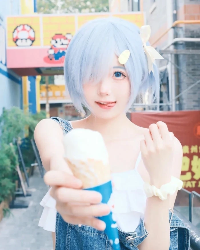 Ảnh Rem Cosplay với biểu cảm đáng yêu tự nhiên